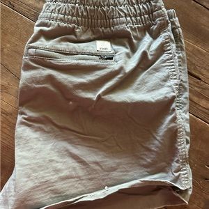 Women’s Vuori top stop short in sage green. Size large.
